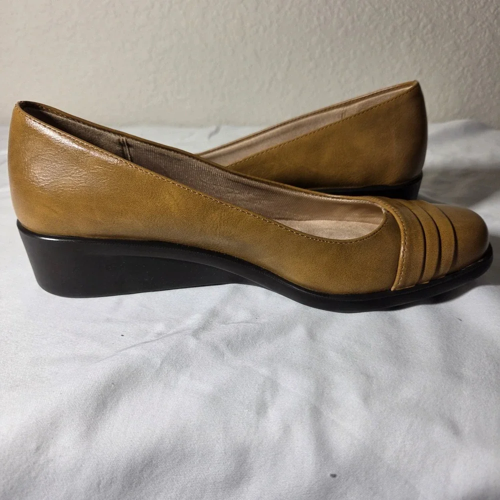 LifeStride Soft System Tan Faux Leather Wedge Pumps Pleated Round Toe 8.5M